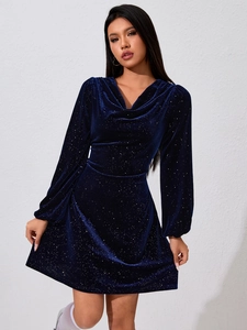 Mini robe en velours bleu marine à paillettes étoilées avec col bénitier et manches longues