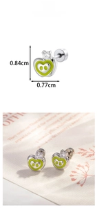 Detailansicht der herzförmigen grünen Emaille-Ohrstecker mit Größenangaben in cm