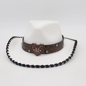 Cappello da cowboy bianco con fibbia a cuore in strass e tesa intrecciata in stile etnico