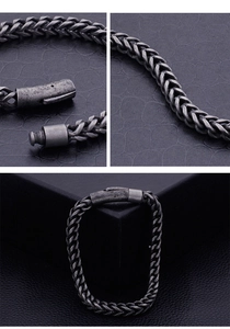Détail macro du bracelet pour homme en acier titane avec chaîne tressée vintage