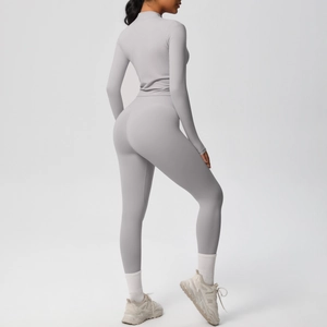 Détail d'un ensemble de yoga avec veste cintrée et legging taille haute sculptant le corps