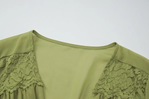 Vue détaillée de l'encolure en dentelle et mousseline de soie verte du cardigan pour femme