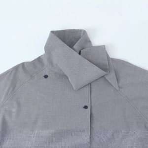 Chemise en popeline à micro-carreaux gris pour femme avec col à revers et boutons foncés
