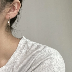 Minimalist 925 sterling silver U-shaped hoop earrings worn by a model in casual style
