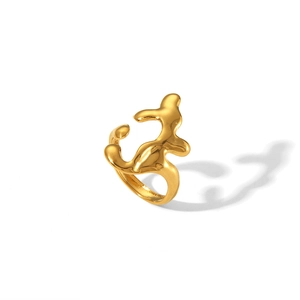 Makro-Detail des verstellbaren Lavarings in Gold mit polierter Textur