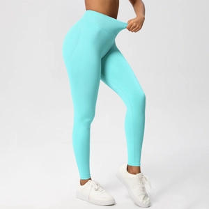 Detailansicht der nahtlosen Leggings mit hoher Taille zeigt extreme Dehnbarkeit des Stoffes