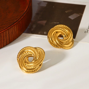 Gros plan de boucles d'oreilles en acier inoxydable doré avec un design torsadé en spirale
