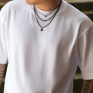 Herren Hip-Hop schwarze Lagen-Halskette mit Sternanhänger an Modell in weißem T-Shirt