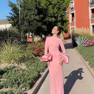 Robe longue moulante rose élégante avec col montant et revers bouffants en satin