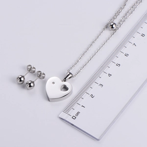 Minimalistisches Schmuckset aus Edelstahl mit Herzanhänger-Halskette und Steckohrringen in Silber