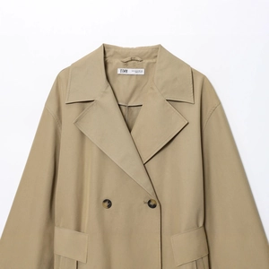 Trench classico kaki a maniche lunghe con bottoni doppiopetto e colletto a revers