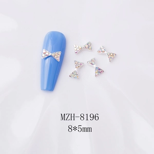 Bijou d'ongle nœud argenté avec strass AB sur ongle bleu, taille 8x5mm