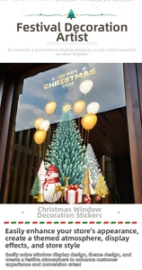 Detail von goldenen Rentier- und Weihnachtsbaum-Fensteraufklebern an einer Glasscheibe