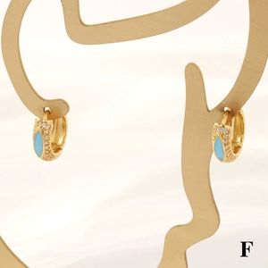 Detail von vergoldetem Marquise-Ohrring mit türkisem Emaille und Zirkonia-Inlays