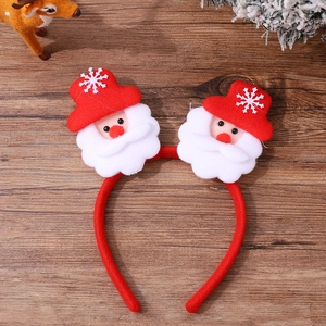 Détail d'un serre-tête de Noël avec poupées Père Noël sur une table rustique