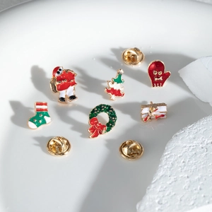 Détail d'un ensemble de six broches de Noël en émail avec Père Noël et motifs festifs