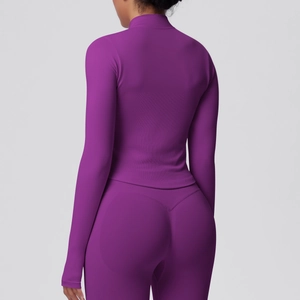 Detail view of the seamless purple yoga set with high-elastic fabric and textured finish