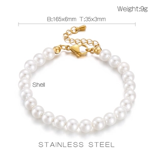Détail macro du bracelet en perles d'eau douce avec chaîne en acier et dimensions