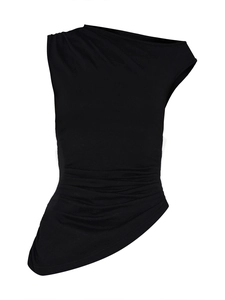 Top minimalista de punto negro con un hombro, cuello asimétrico y detalles fruncidos