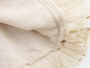 Vue macro détaillée du tissage dense en coton-lin et de la bordure à franges