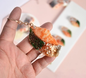 Porte-clés de filet de poisson grillé réaliste montrant la texture et l'anneau doré