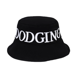 Bob classique en coton noir avec broderie blanche DODGING pour protection solaire