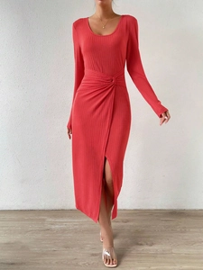 Elegante vestido de punto rojo de manga larga con nudo en cintura y abertura lateral