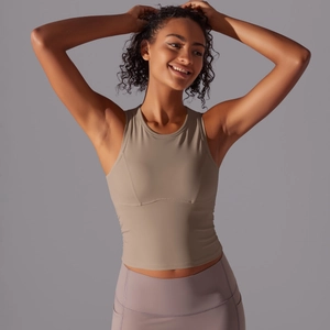 Gros plan d'un haut de yoga kaki avec couture de soutien sous la poitrine et coupe ajustée