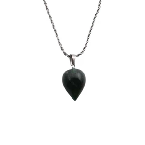 Collier avec pendentif goutte en pierre verte et chaîne torsadée argentée sur fond blanc