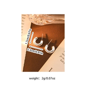 Detailed size specifications for silver C-shaped flower earrings showing 1.7cm height