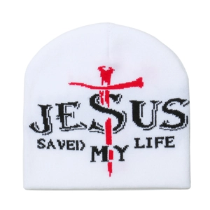 Détail d'un bonnet en tricot blanc avec croix rouge et motif Jesus Saved My Life