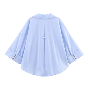 Detail of light blue poplin shirt back with pleats and triple button cuffs