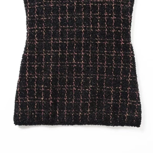 Mini abito chic in maglia testurizzata nera e rosa con classico motivo in tweed
