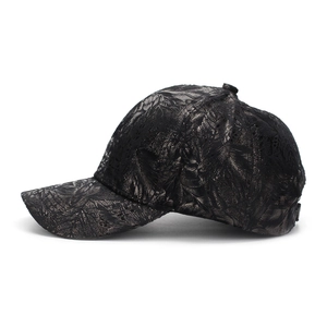 Dettaglio cappello baseball nero con trama in pizzo floreale e design a tesa curva
