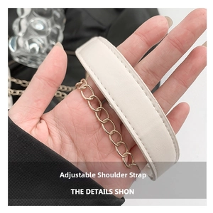 Détail de la bandoulière réglable en cuir PU crème avec maillons de chaîne dorés