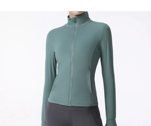 Détail de la veste de course à col montant élastique avec fermeture éclair vert haricot