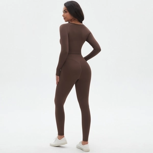 Vue détaillée du dos d'un ensemble de yoga marron avec legging sculptant à taille haute