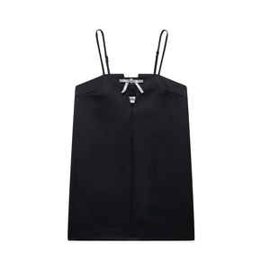 Robe caraco noire pour femme avec nœud en strass sur un fond blanc épuré
