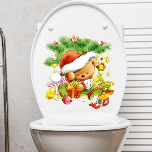 Dettaglio adesivo WC natalizio con orsetto e albero festivo su sedile bianco