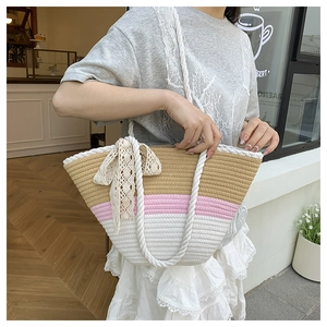 Détail du sac de plage tissé coloré avec poignées en coton et nœud décoratif en dentelle
