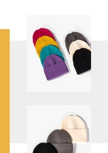 Détails de bonnets en maille côtelée multicolores texture douce pour l'automne