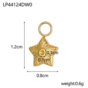Vue macro d'un pendentif étoile doré avec texture radiale et dimensions détaillées