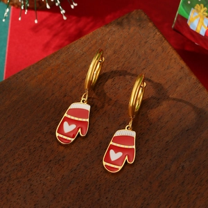 Weihnachtliche rote Emaille-Handschuh-Ohrringe aus 18K vergoldetem Edelstahl auf Holzgrund