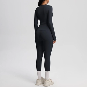 Détail du tissu brossé doux et de la coupe ajustée de cet ensemble de yoga