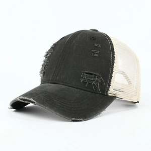 Detail van distressed baseballpet met vintage gaten en ademend mesh aan de achterkant