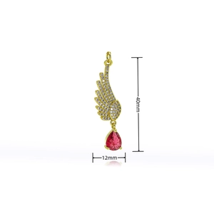 Dettaglio pendente ali dorate 40mm x 12mm con gemma rossa a goccia e micro zirconi