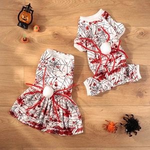 Jupe et combinaison d'Halloween pour chien avec motifs araignée ensanglantée et décor