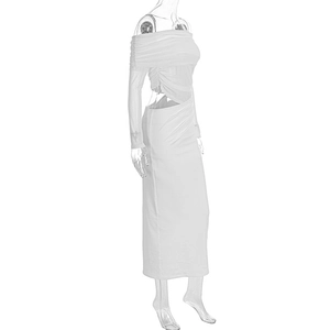 Detailansicht der seitlichen Cut-outs und Faltenstruktur am weißen schulterfreien Kleid