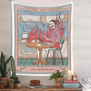 Détail d'une tapisserie Tarot montrant un squelette avec ordinateur au mur blanc