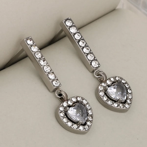 Orecchini in acciaio inossidabile argento con nappe a cuore su scatola di velluto beige
